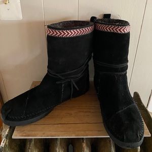 Tom’s lined boots.